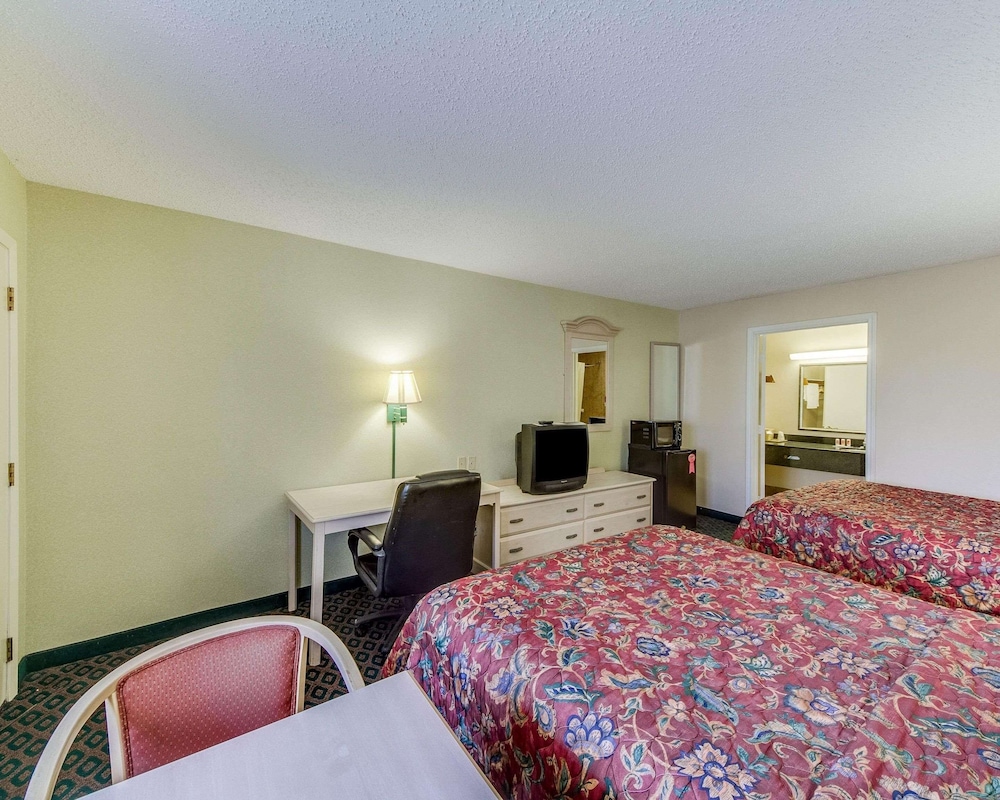Standard Room, 2 Queen Beds, Non Smoking - Photo 2