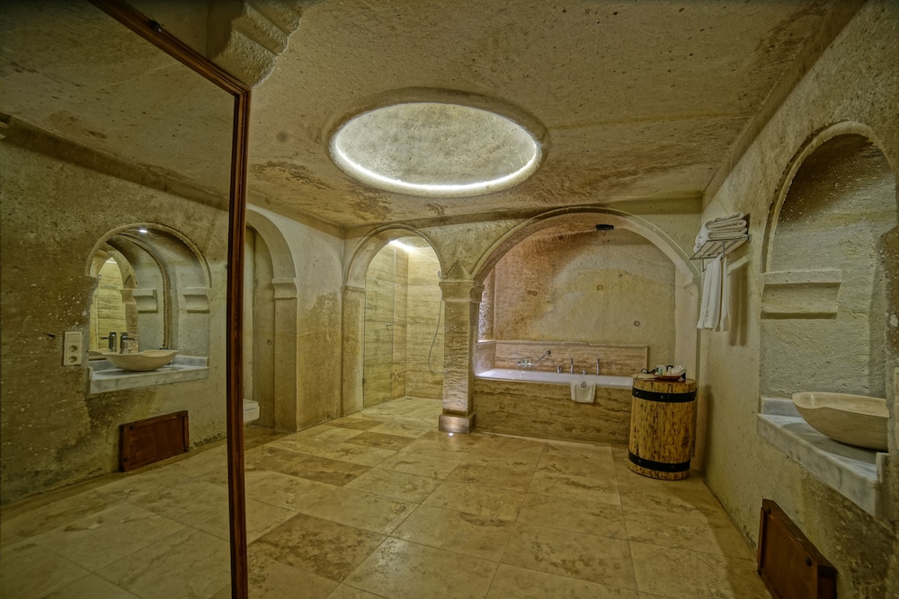 Deluxe Suite - Photo 16