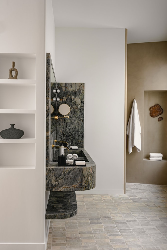 Deluxe Suite, Ensuite photo 3