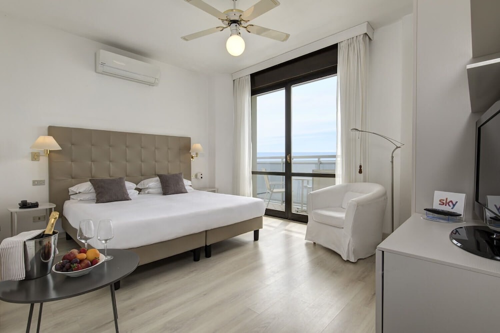Panoramic Double Room, 1 Queen Bed, Terrace, Sea Facing (Lettino da spiaggia incluso) photo 1