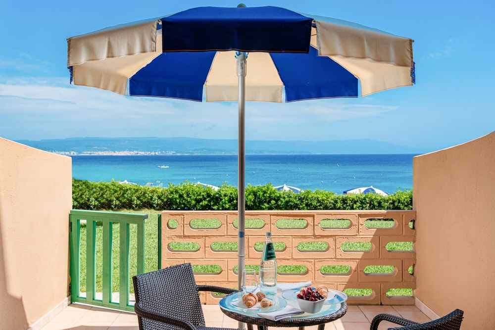 Deluxe Room, Multiple Beds, Sea View, Beachfront - Photo 4