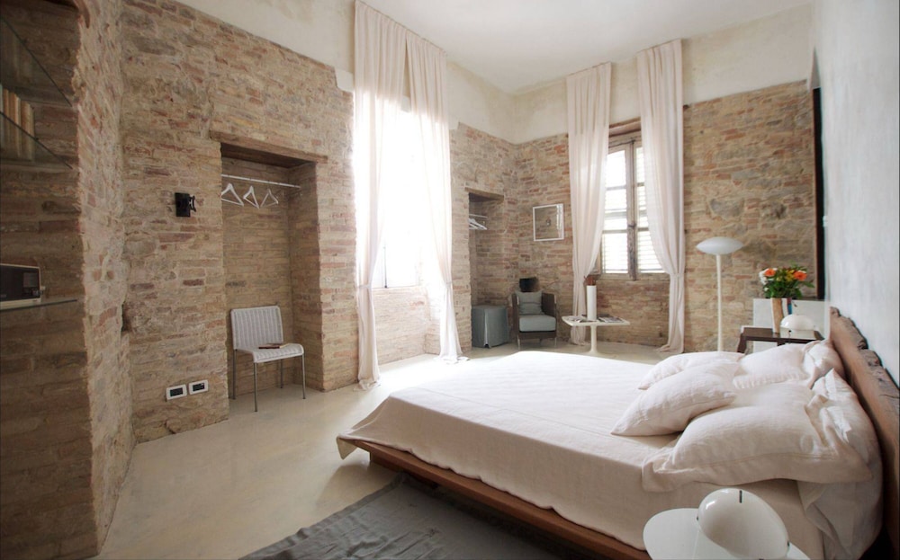 Deluxe Double Room (Dacia Maraini) photo 3