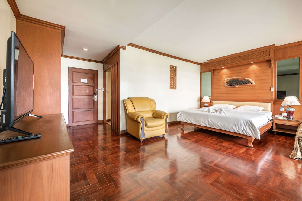 Deluxe Room, 1 King Bed photo 3