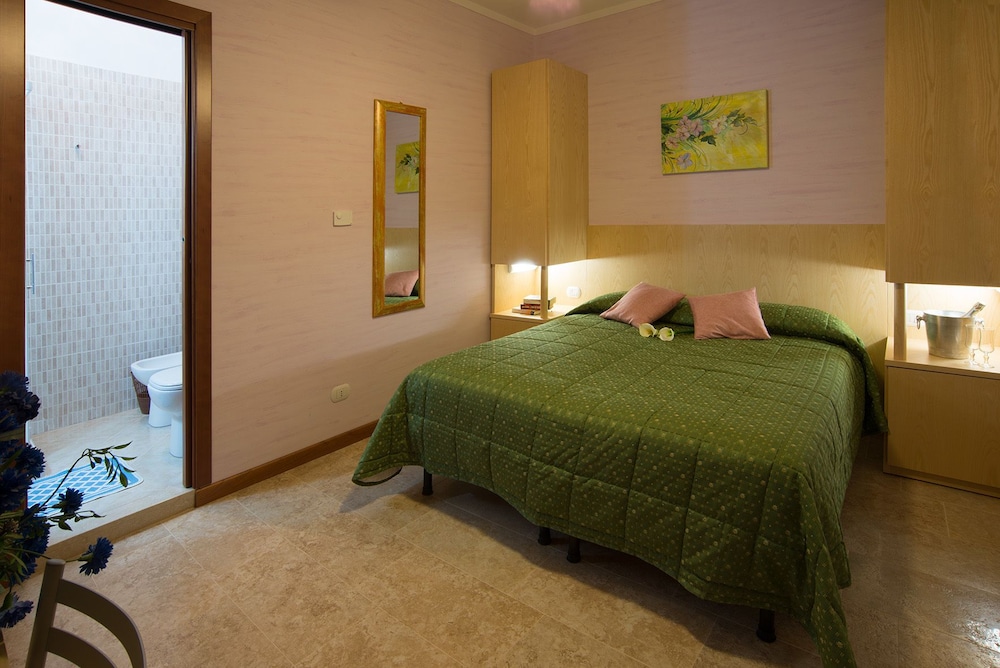 Economy Double Room photo 2