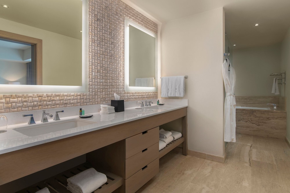 Suite, 1 Bedroom, Balcony thumbnail 5