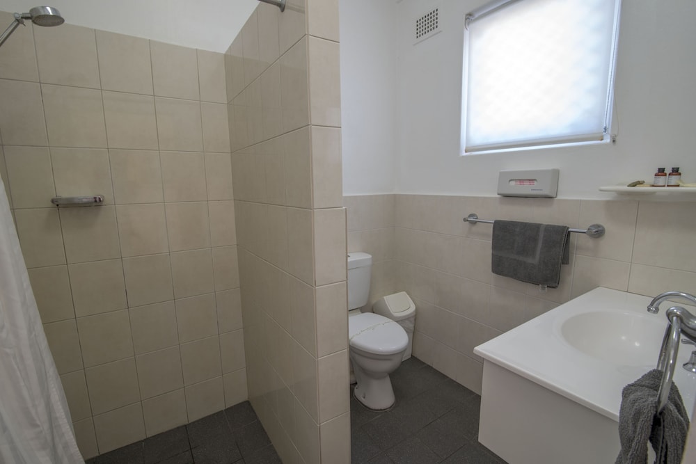 Deluxe Room, Non Smoking (Queen Delux with 1 single) photo 2