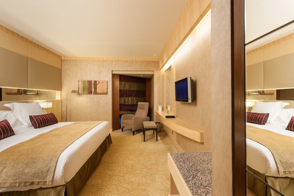 Suite, 1 Bedroom (Dining) - Photo 6