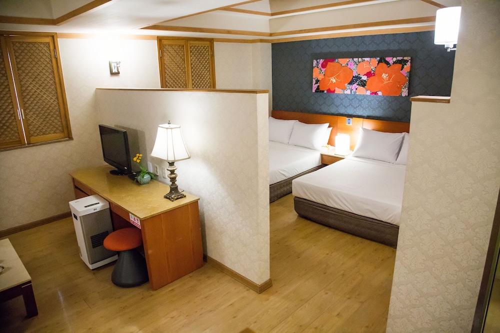 Premier Twin Room - Photo 1