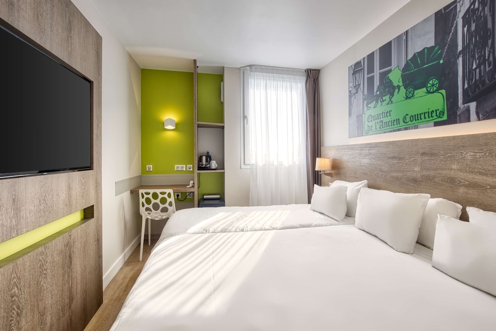 Standard Room, Multiple Beds, Non Smoking photo 2