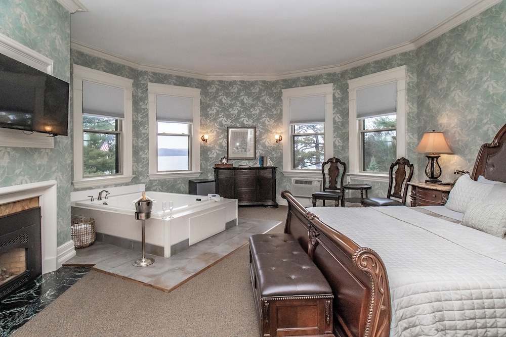 Lake View King and Jacuzzi, 1 King Bed photo 3