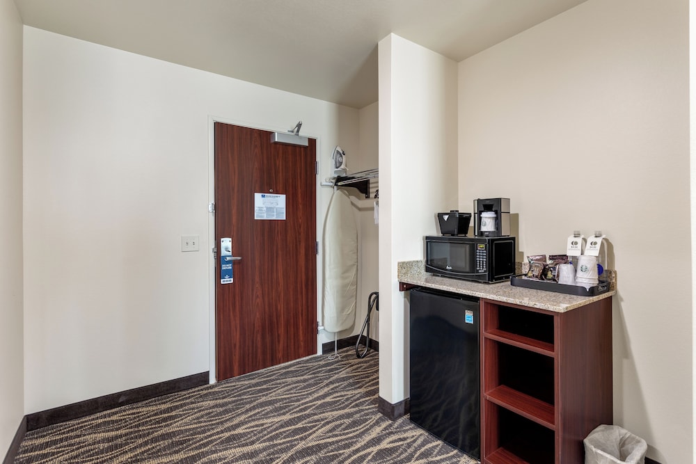 Room, 1 King Bed, Non Smoking (Guestroom) - Photo 4