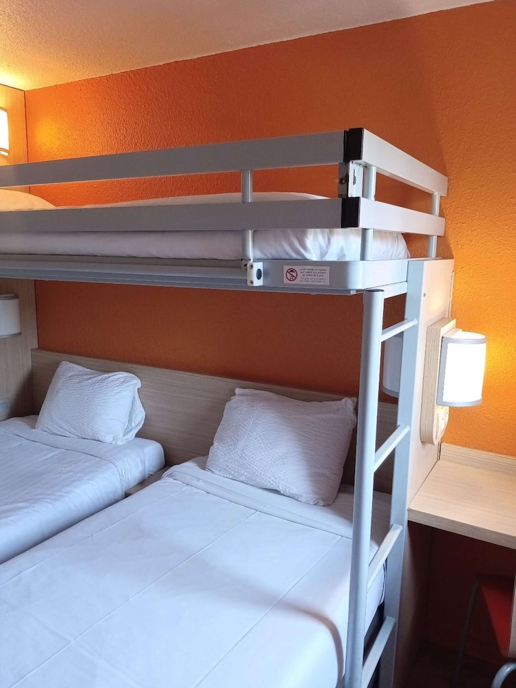 Standard Room, 3 Twin Beds - Photo 2