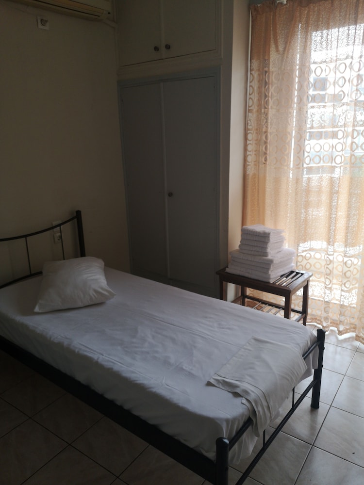 Basic Room (5 beds) photo 2