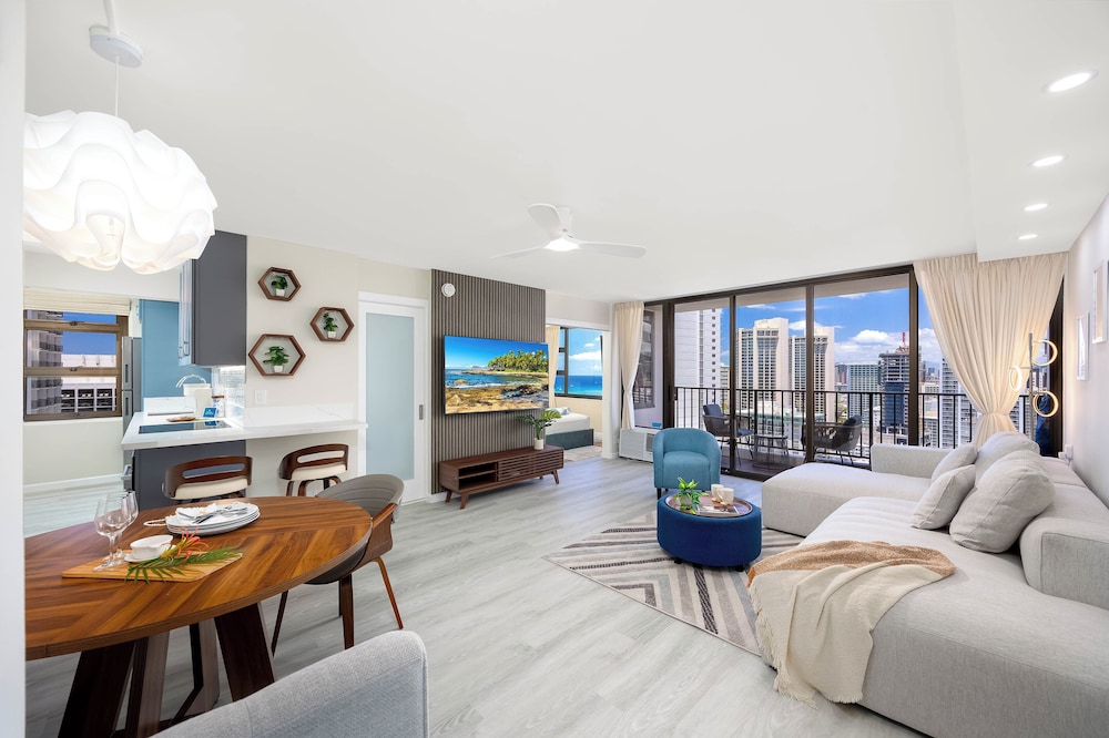 Premium Remodeled Condo with Ocean View and Parking: Premium Suite, 1 King Bed, Air conditioning, Ocean View (0194) photo