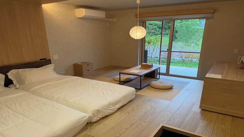 Basic Twin Room, Non Smoking, Courtyard View
