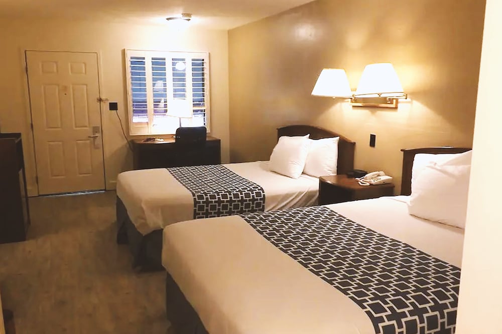 Deluxe Room, 2 Queen Beds, Non Smoking photo 2