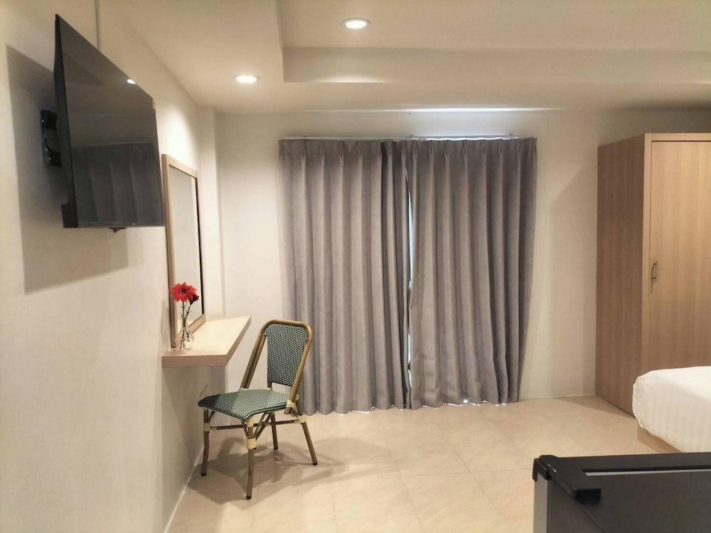 Deluxe Room, Balcony, City View - Photo 12