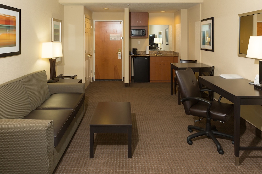 Suite, 1 Queen Bed with Sofa bed - Photo 2