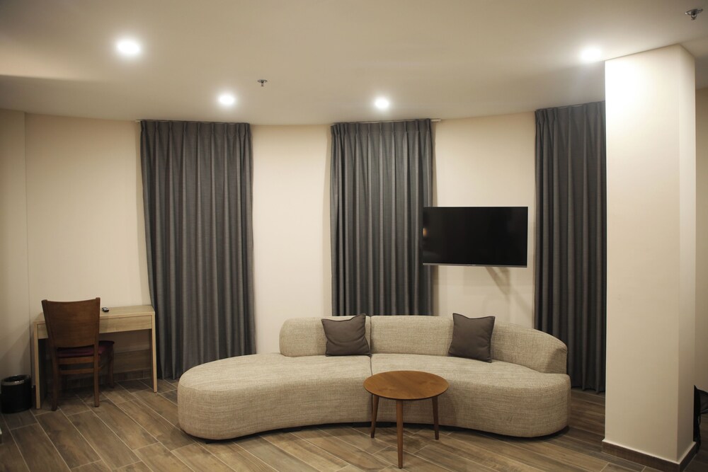 Deluxe Suite, City View