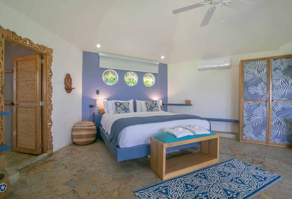 Romantic Bungalow, 1 King Bed, Terrace photo 2