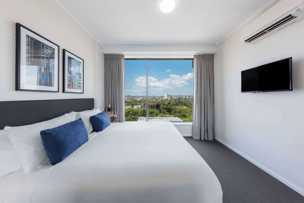2 Bedroom River View Apartment - Photo 11
