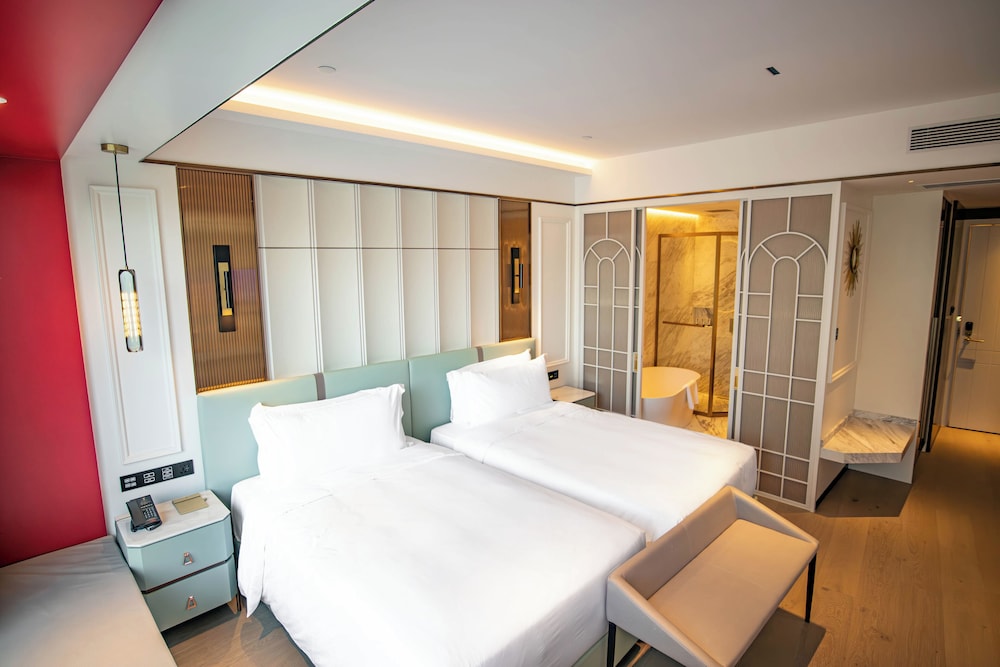 Signature Double Room, Multiple Beds, Balcony, Lake View photo 2