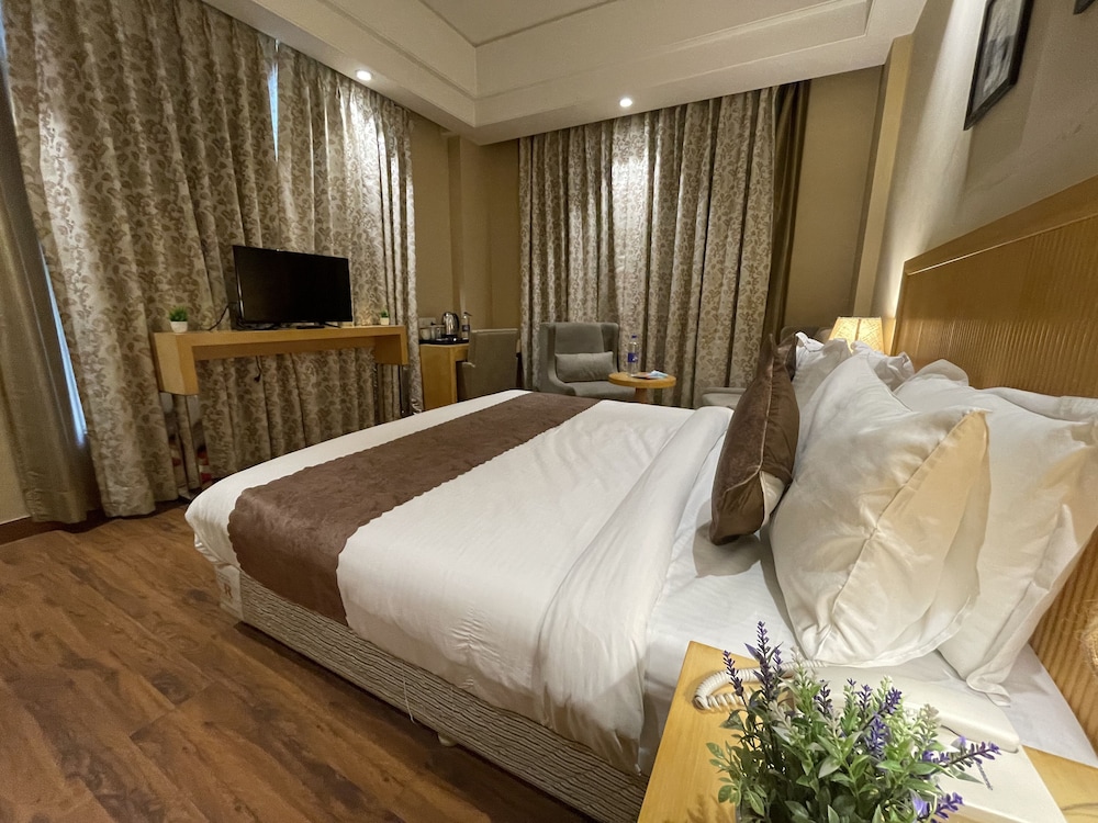 Suite with City View - Photo 18