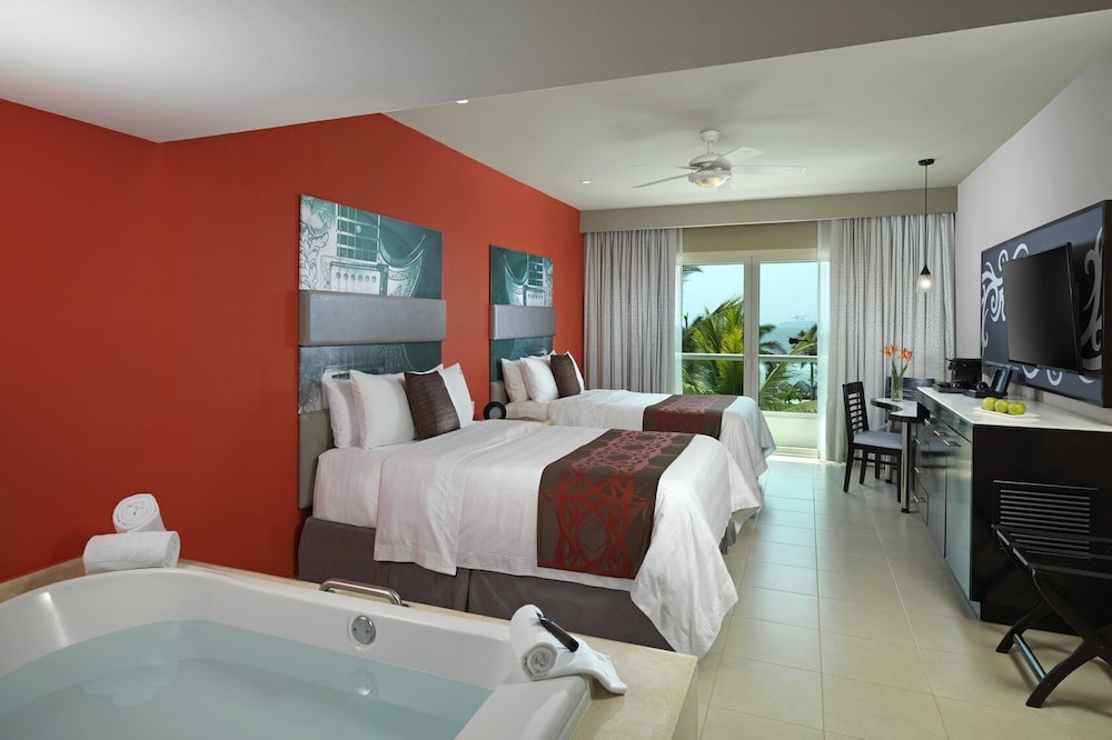 Family Room, 2 Bedrooms, Pool View (Deluxe)