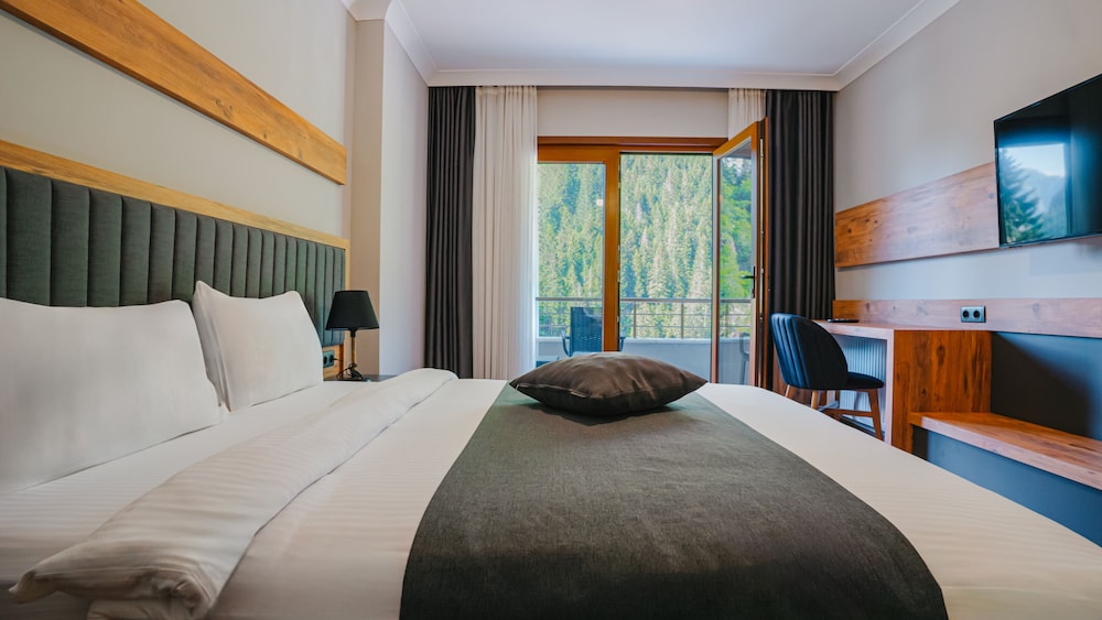 Senior Suite, Lake View