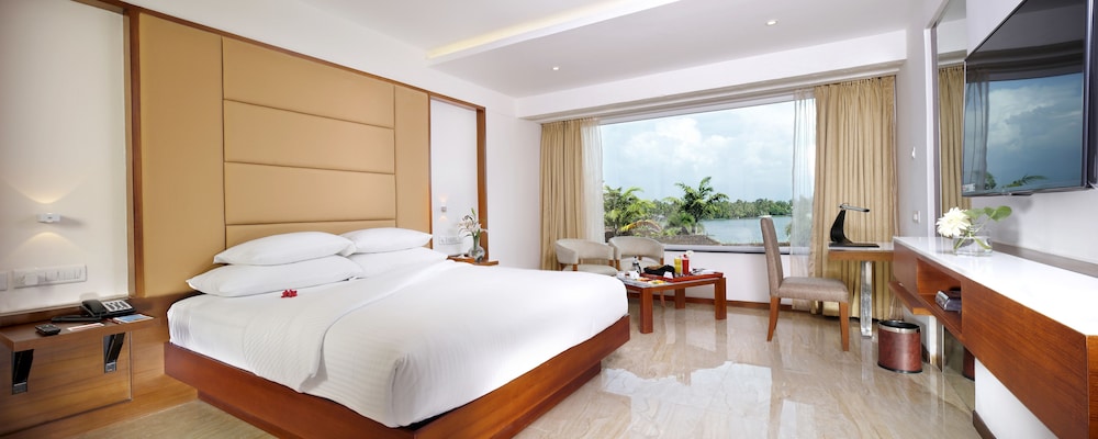 Luxury Room, 1 King Bed, Non Smoking, Lake View - Photo 2
