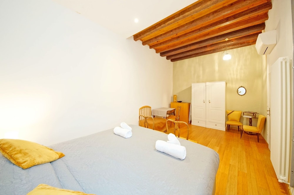 Apartment photo 2
