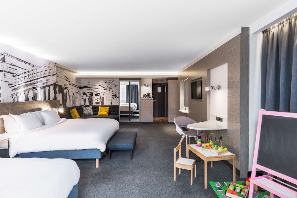 Family Room thumbnail 6