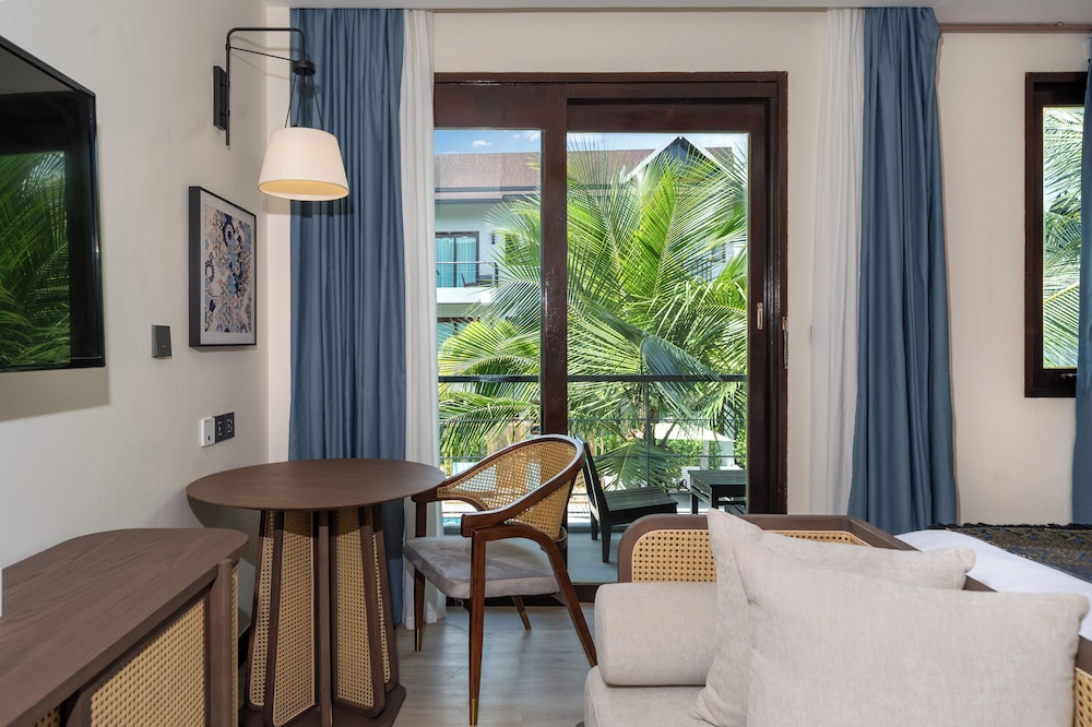 Deluxe Room, 1 King Bed, Non Smoking, Pool View