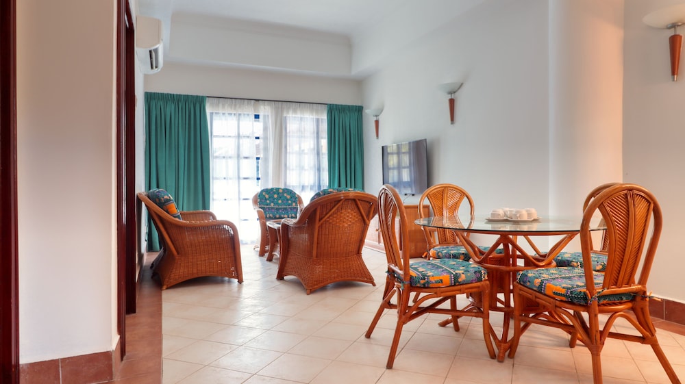 2 Bedroom Beach View Unit With Balcony ( 1 Queen bed & 1 single bed ) - Photo 7