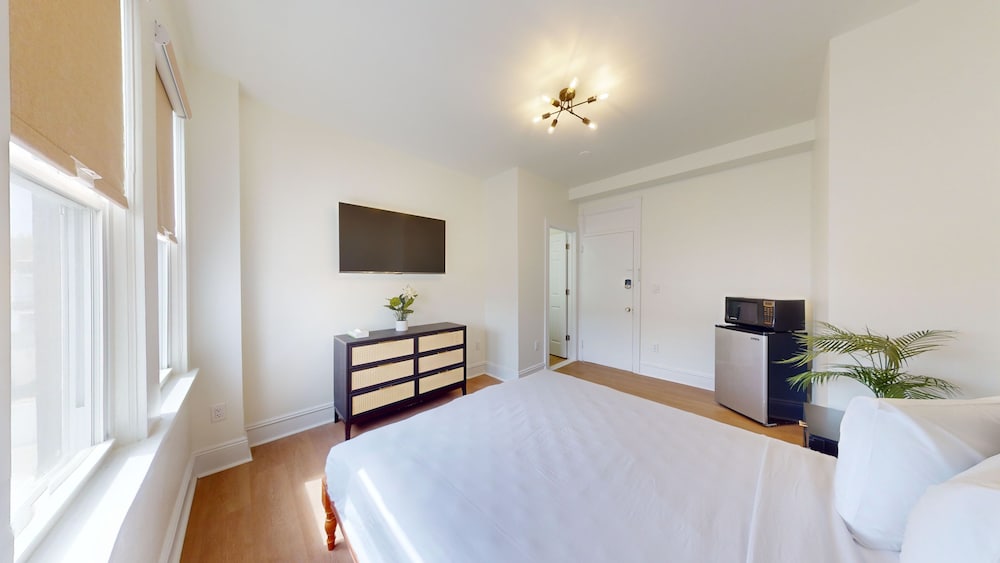 Standard Room, 1 Queen Bed photo 2