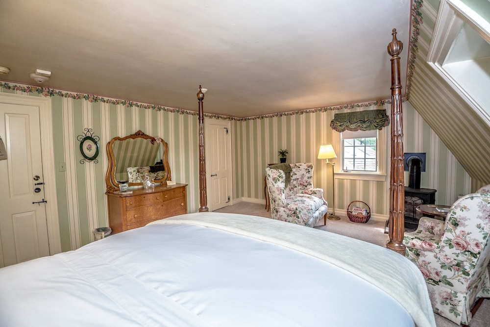 Queen Room W/ Fireplace (No Pets / Space For One Cot) photo 2