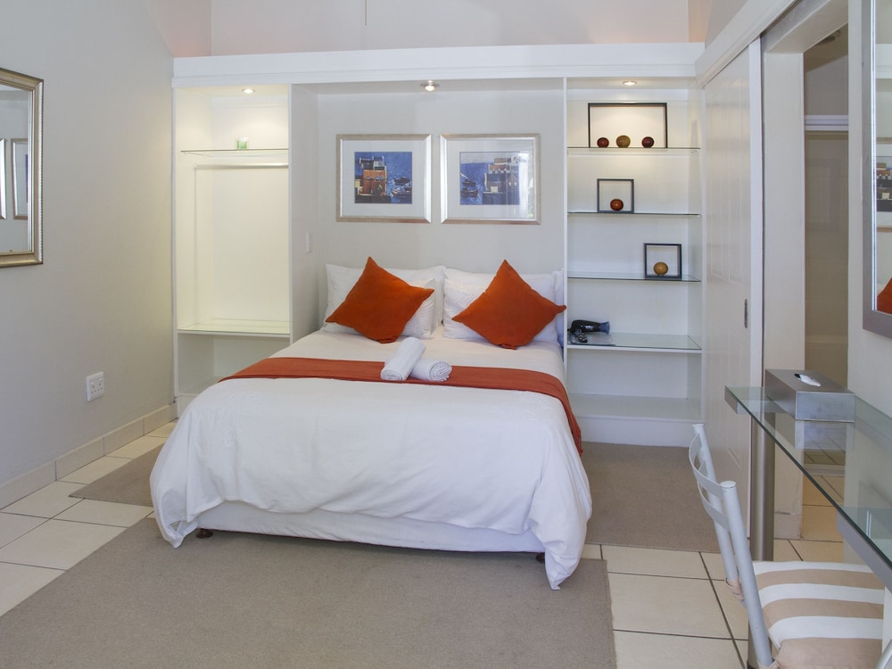 Basic Single Room, 1 King Bed, Garden View, Garden Area