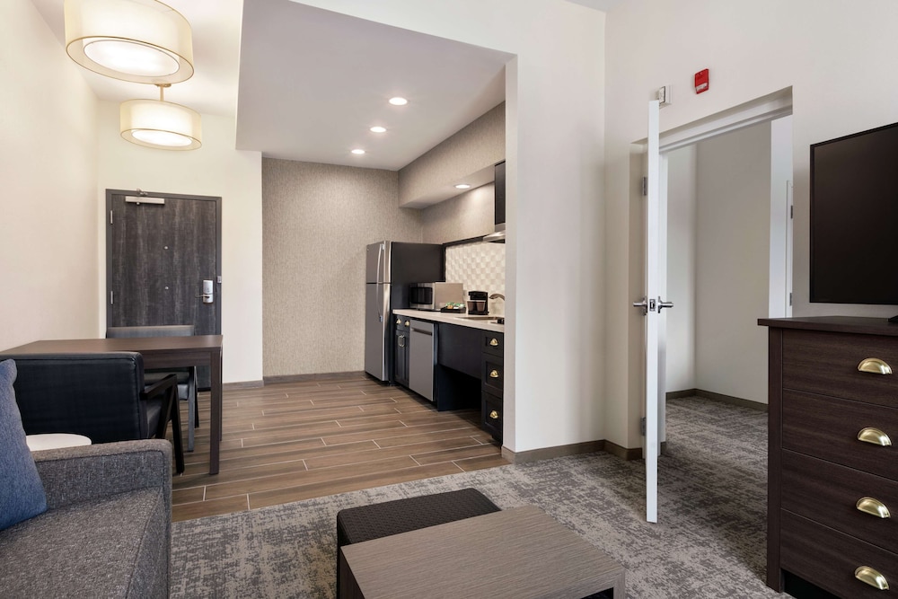 Suite, 2 Queen Beds, Accessible, Bathtub - Photo 4