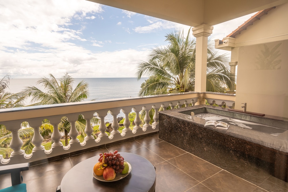 Oceanfront Villa with open air bathtub photo 2