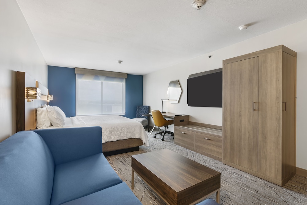 Suite, 1 King Bed, Kitchen - Photo 3