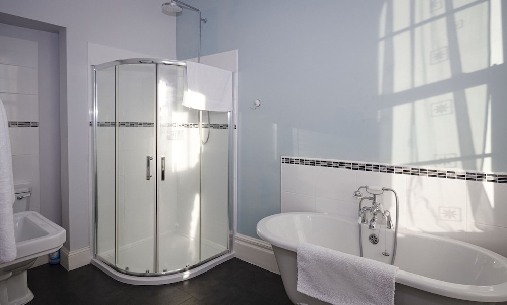 Deluxe Suite, Ensuite, Partial Sea View photo 3