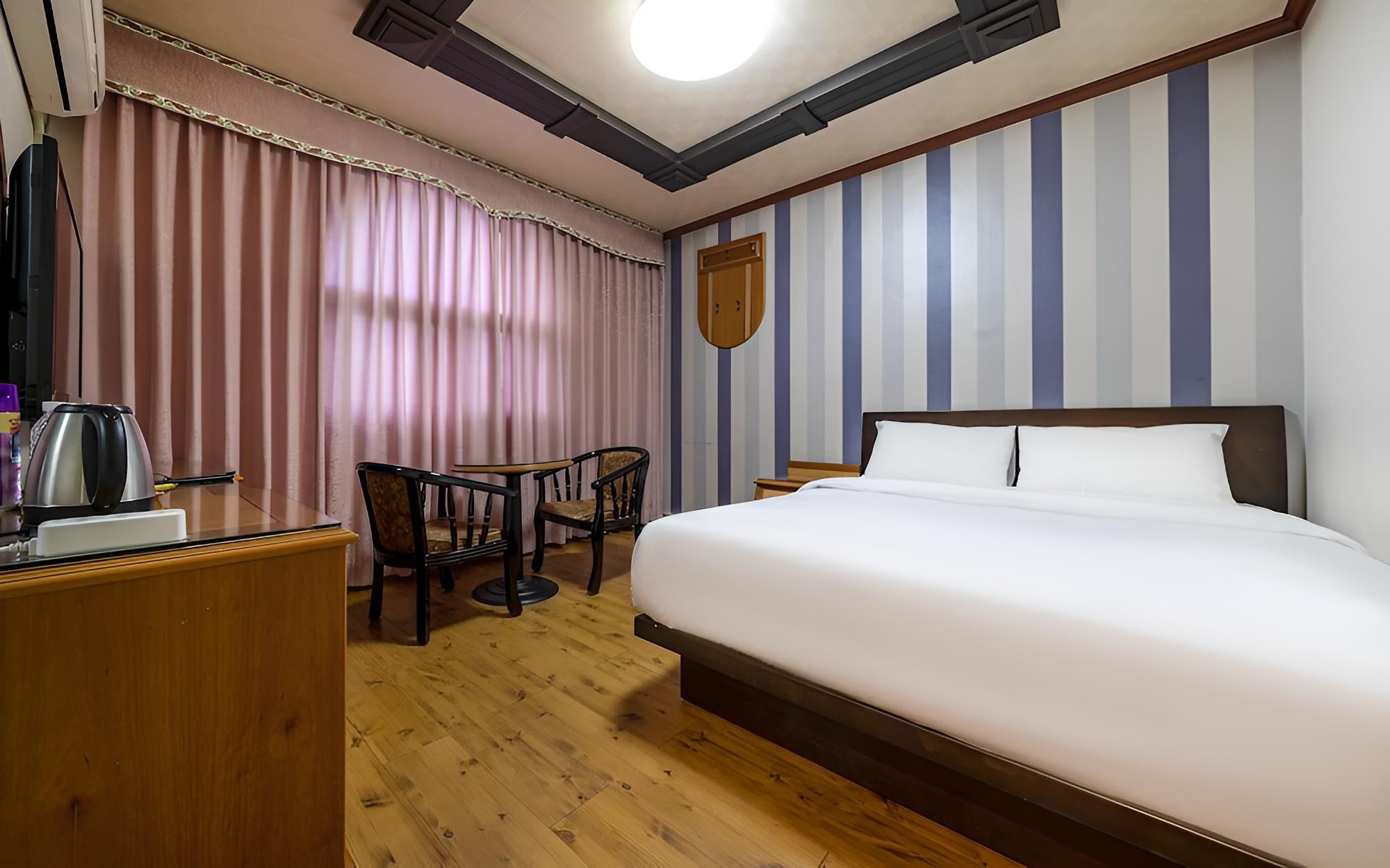Room (Double (Bed))