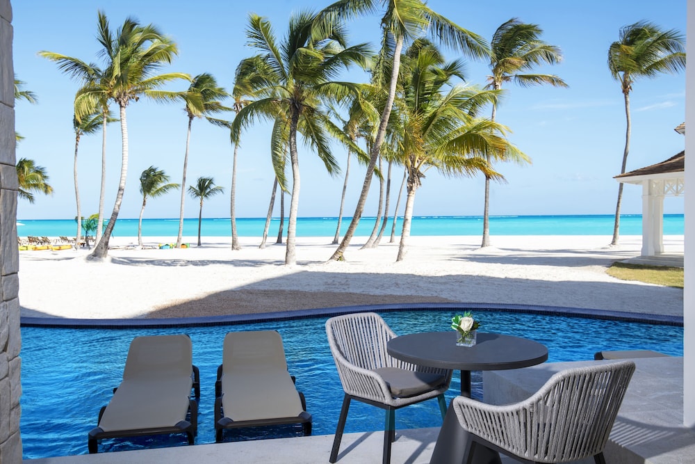 Junior Suite, 1 King Bed With Sofa Bed, Oceanfront (club, Swim Up)