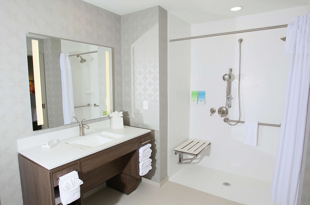 Suite, 1 King Bed, Accessible (Roll-In Shower, Mobility & Hearing) - Photo 3