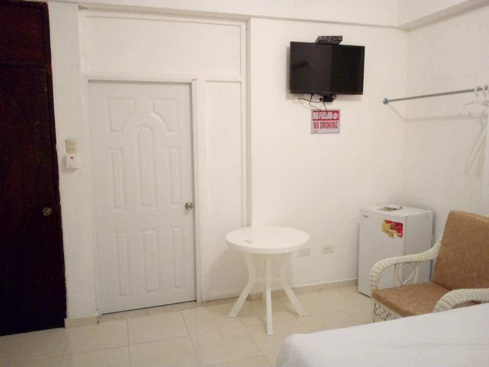 Standard Room, 1 Queen Bed photo 3