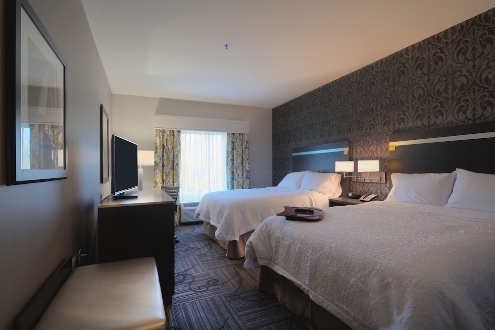 Room, 2 Queen Beds, Refrigerator photo 2