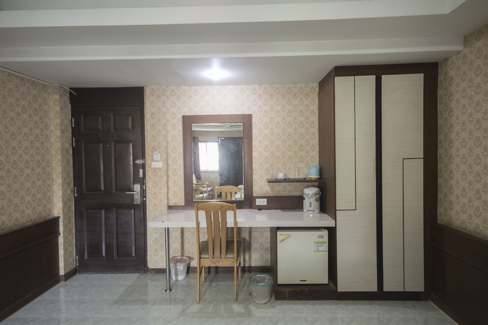Economy Twin Room - Photo 3