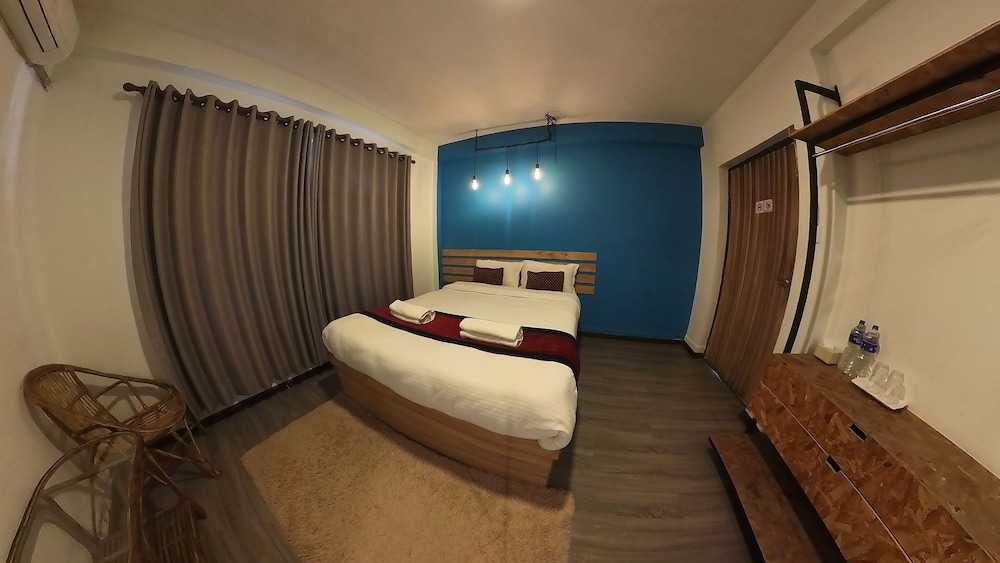 Deluxe Room, 1 Queen Bed - Photo 9