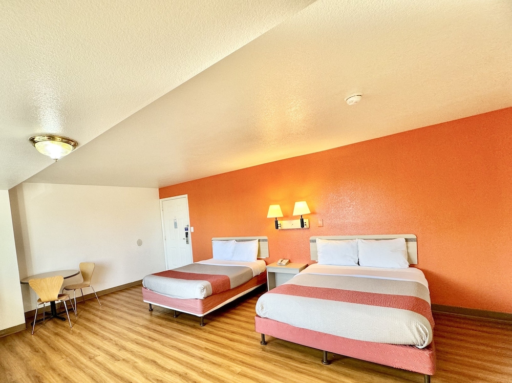 Standard Suite, 2 Double Beds, Non Smoking, Refrigerator & Microwave - Photo 3