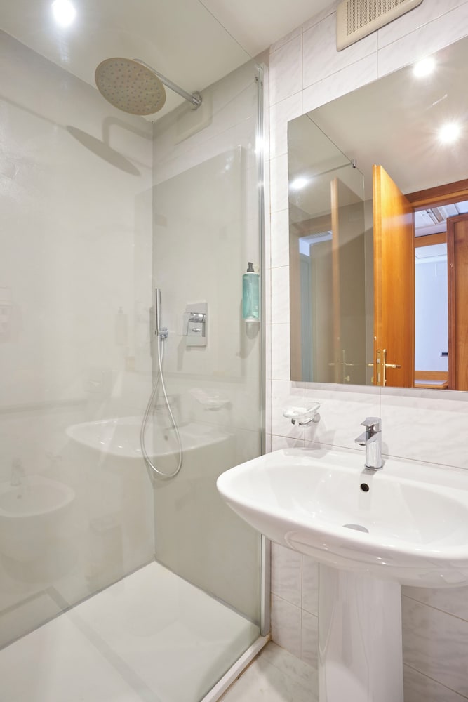 Double Room - Photo 5